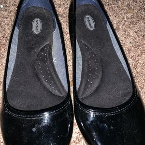 Simple black ballet style flats.